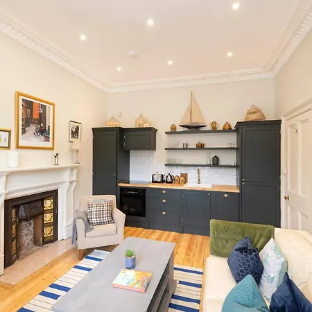 Elegant Stockbridge 2-bedroom - Ground Floor *