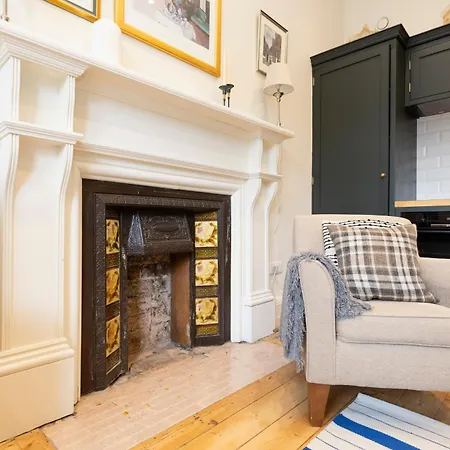 Elegant Stockbridge 2-bedroom - Ground Floor *