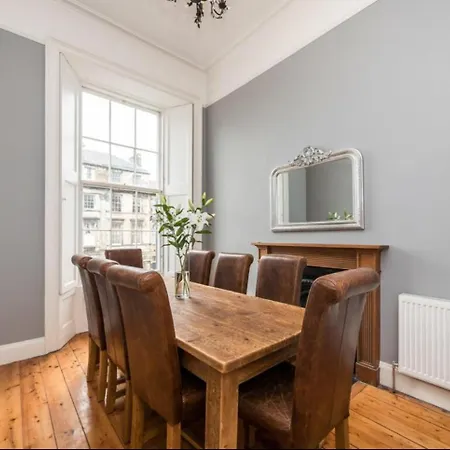 Elegant Flat In Meadows 아파트