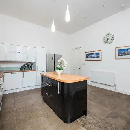 Elegant Flat In Meadows 아파트 *