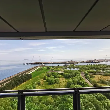 Very Large Three Bed Apartment *