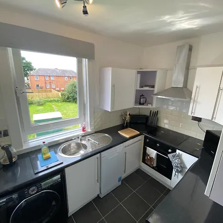 Modern Quiet Center Airport 2 Bedroom Apartment *