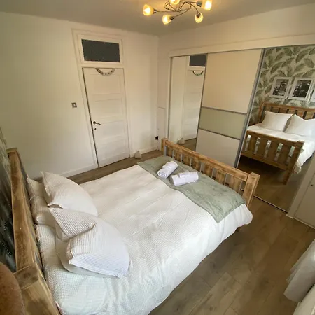 Modern Quiet Center Airport 2 Bedroom