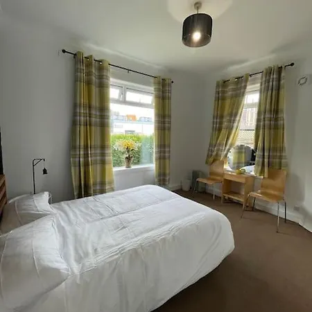 2 Bedrooms In Near Center Apartment Edinburgh