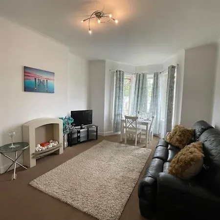 2 Bedrooms In Near Center Edinburgh