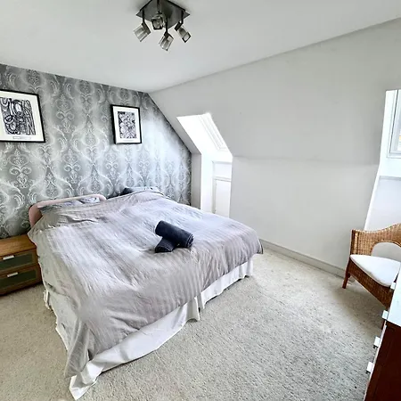 Appins Penthouse Luxury - Fast Wifi & Free Parking Apartment