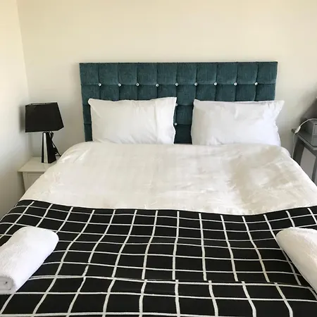 Two Bedrooms With 3 Double Beds 2 Bathrooms Homestay Edinburgh