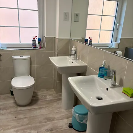Two Bedrooms With 3 Double Beds 2 Bathrooms Edinburgh