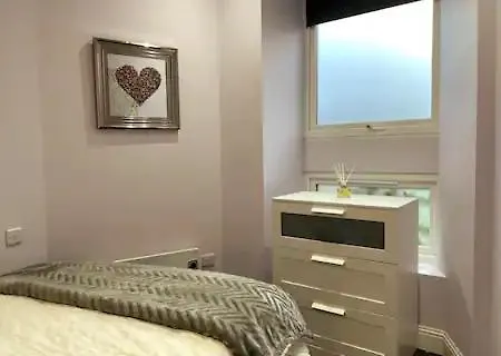 Modern 1 Bedroom In Leith Tram Station
