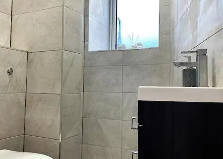 Modern 1 Bedroom In Leith Tram Station אדינבורו