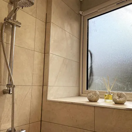 Modern 1 Bedroom In Leith Tram Station