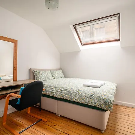 Bright - - Sleeps 10 Ferienhaus