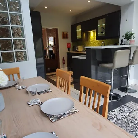 2 Bed House Free Parking Near Murrayfield Stadium