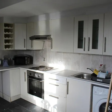 1 Bedroom Apartment, 20 Min Bus From City Centre Edinburgh