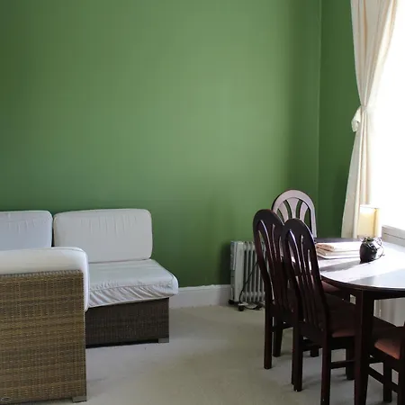 1 Bedroom Apartment, 20 Min Bus From City Centre *