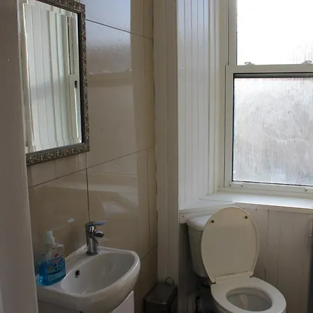 1 Bedroom Apartment, 20 Min Bus From City Centre * Edinburgh