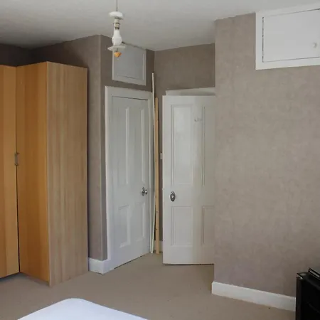 1 Bedroom Apartment, 20 Min Bus From City Centre Apartment Edinburgh