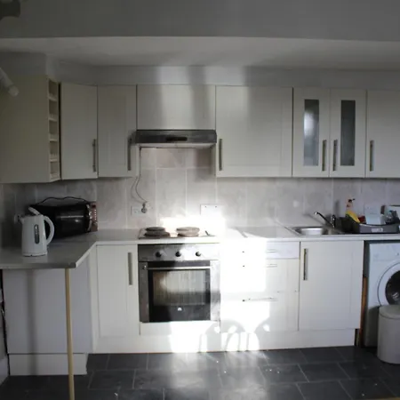 1 Bedroom Apartment, 20 Min Bus From City Centre *