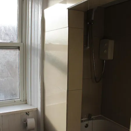 Apartment 1 Bedroom Apartment, 20 Min Bus From City Centre