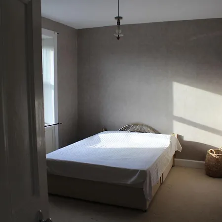 1 Bedroom Apartment, 20 Min Bus From City Centre Edinburgh