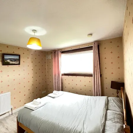3 Bed Serviced With Free Parking & Tram Stop, 10 Minutes From Airport And Center Apartment