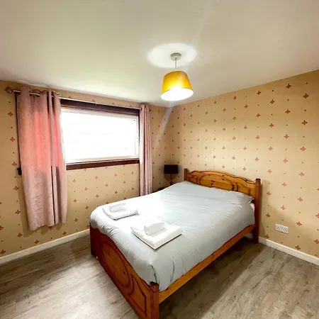 Apartment 3 Bed Serviced With Free Parking & Tram Stop, 10 Minutes From Airport And Center *