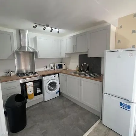 3 Bed Serviced With Free Parking & Tram Stop, 10 Minutes From Airport And Center * Edinburgh