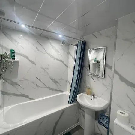 Apartment 3 Bed Serviced With Free Parking & Tram Stop, 10 Minutes From Airport And Center *