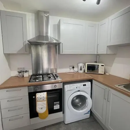 3 Bed Serviced With Free Parking & Tram Stop, 10 Minutes From Airport And Center Apartment
