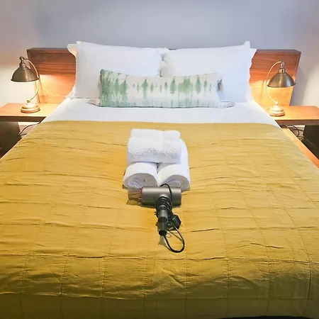 Spacious 2 Bedroom In The Heart Of New Town 公寓 *