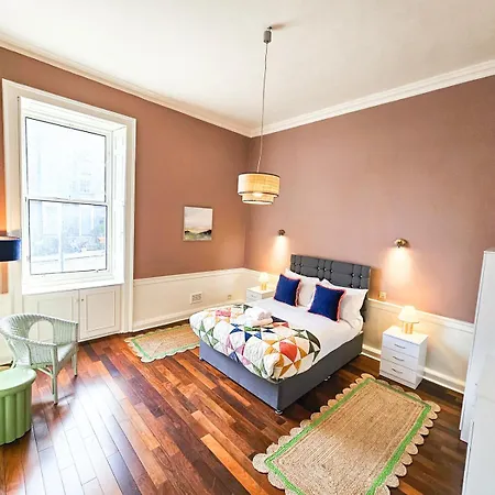 Spacious 2 Bedroom In The Heart Of New Town