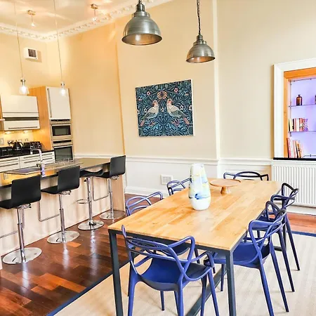 Spacious 2 Bedroom In The Heart Of New Town 公寓 *