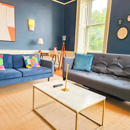 Spacious 2 Bedroom In The Heart Of New Town Апартаменты