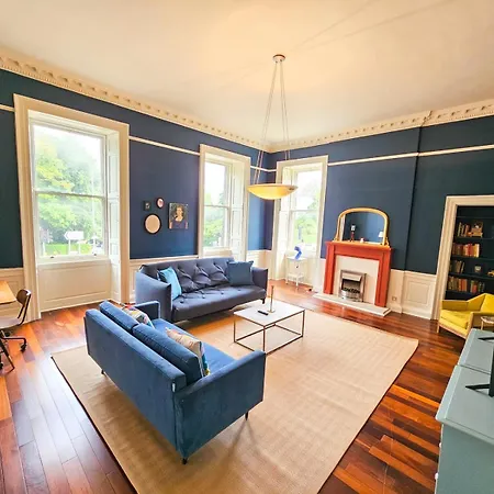 Spacious 2 Bedroom In The Heart Of New Town 公寓 *