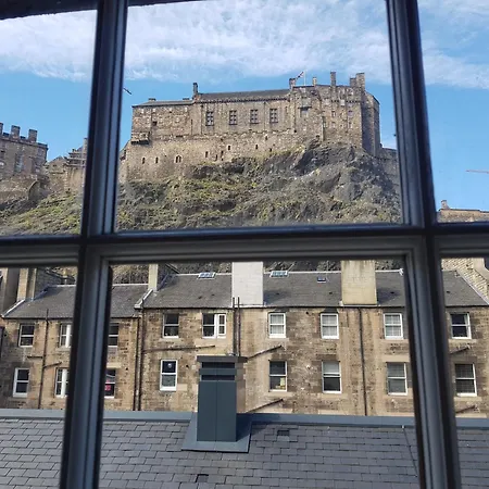 223 Websters Land - Stunning Castle View Apartment Edinburgh