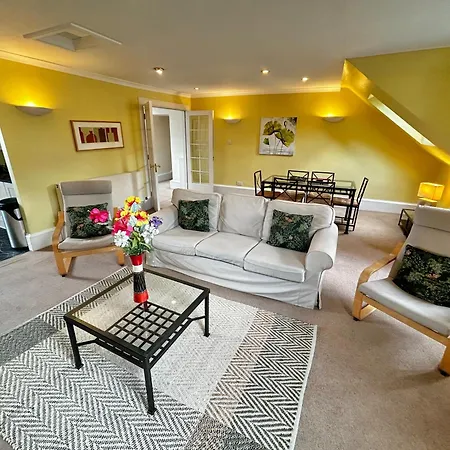Parliament Sq Apartment *