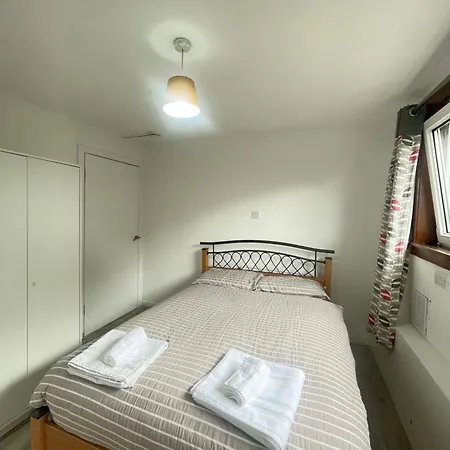 3 Bed Serviced With Free Parking & Tram Stop, 10 Minutes From Airport And Center Apartment *