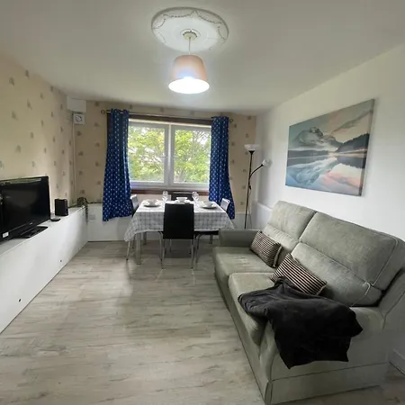 3 Bed Serviced With Free Parking & Tram Stop, 10 Minutes From Airport And Center Apartment Edinburgh