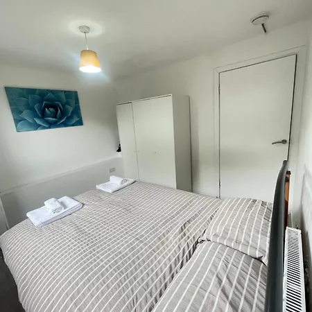 Apartment 3 Bed Serviced With Free Parking & Tram Stop, 10 Minutes From Airport And Center Edinburgh
