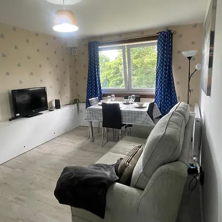 3 Bed Serviced With Free Parking & Tram Stop, 10 Minutes From Airport And Center Apartment