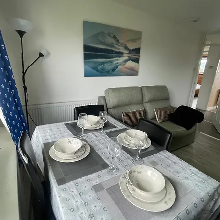 3 Bed Serviced With Free Parking & Tram Stop, 10 Minutes From Airport And Center Apartment Edinburgh