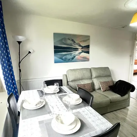 3 Bed Serviced With Free Parking & Tram Stop, 10 Minutes From Airport And Center *