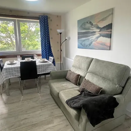 3 Bed Serviced With Free Parking & Tram Stop, 10 Minutes From Airport And Center Apartment Edinburgh