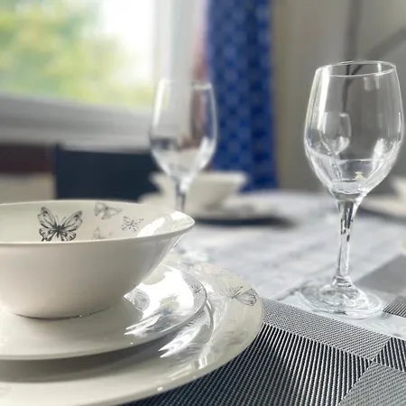 3 Bed Serviced With Free Parking & Tram Stop, 10 Minutes From Airport And Center Apartment *