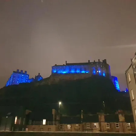 223 Websters Land - Stunning Castle View Edinburg