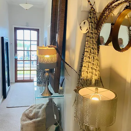 Privatunterkunft Wonderwall - Huge Garden In Luxury House - Free Parking