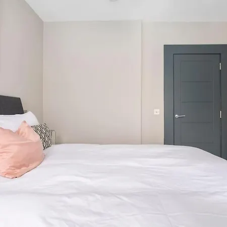 Immaculate 3 Bed With Private Entrance In Inverleith *