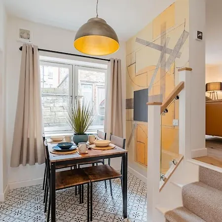 Superb Two Bedroom 2 Bathroom Morningside Edinburgh