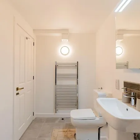Superb Two Bedroom 2 Bathroom Morningside * Edinburgh