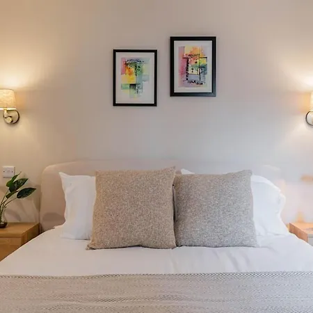 Superb Two Bedroom 2 Bathroom Morningside * Edimburgo